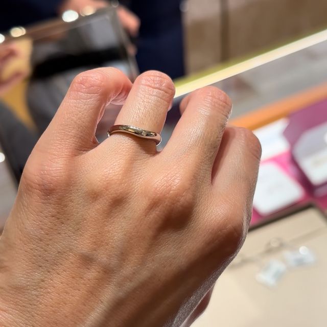 【ブルガリ(BVLGARI)の口コミ】 V字なので、指が細く、長く見えます。他店のV字リングと異なるところは、…