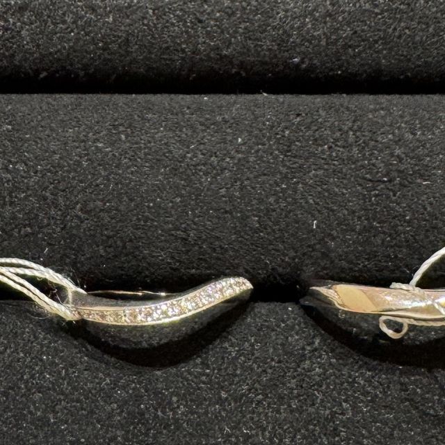 【TRECENTI(トレセンテ)の口コミ】 シンプルにウェーブがかかっているデザインを試着しました。
婚約指輪と結…