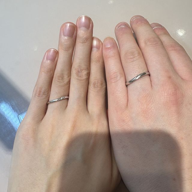 【TRECENTI(トレセンテ)の口コミ】 沢山の種類がある中で、自分達に合うのはウェーブタイプの指輪だとわかっ…