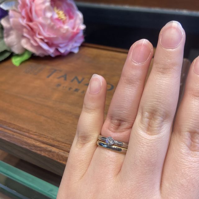 【TANZO.(鍛造指輪)の口コミ】 婚約指輪には中央にミル打ち、結婚指輪には上下にミル打ちを入れました
ど…