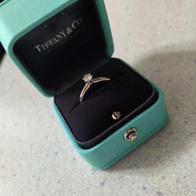 【ティファニー(Tiffany & Co.)の口コミ】 ティファニーの代表とするクラシックなデザインで横から見た時のデザイン…