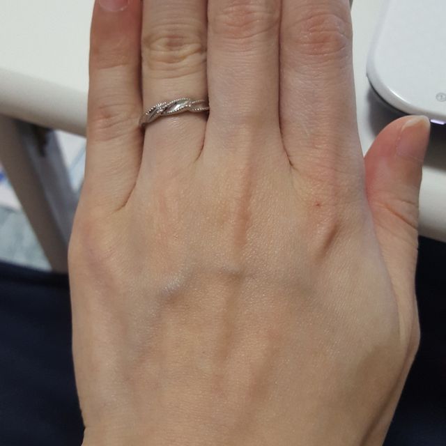 【MILK&Strawberry(ミルクアンドストロベリー)の口コミ】 婚約指輪を購入した際、
セットで展示されているものを見て
とっても可愛…