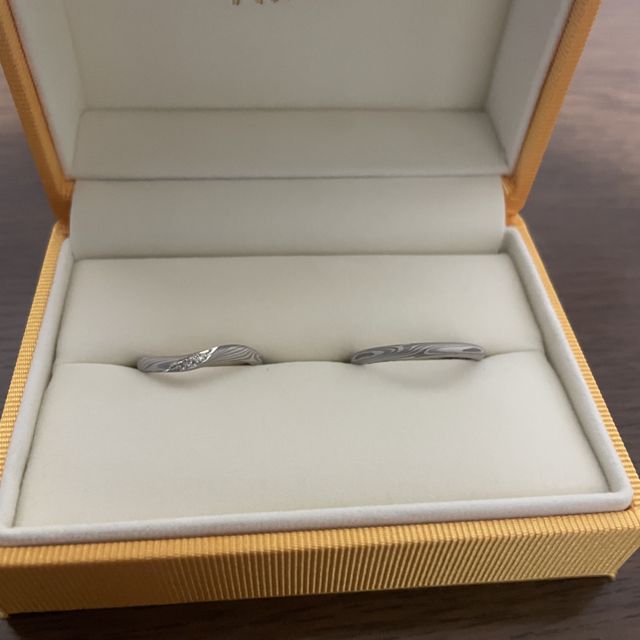 【ケイウノ ブライダル(K.UNO BRIDAL)の口コミ】 肌馴染みがいい木目金のリングを使用。指が綺麗に見えるウェーブデザイン…