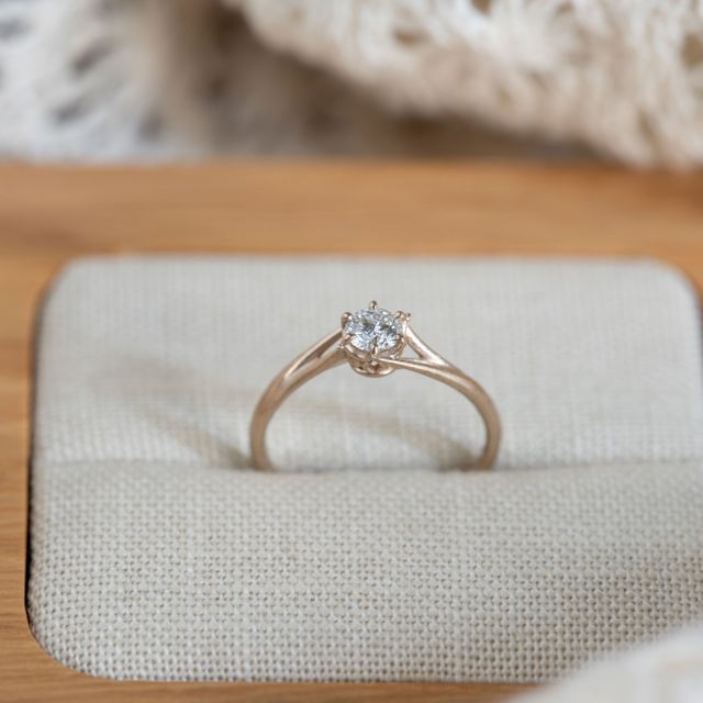 【Cayof(カヨフ)の口コミ】 結婚指輪はリバーシブルなデザインとし、３つの円(円、縁、園という意味)…