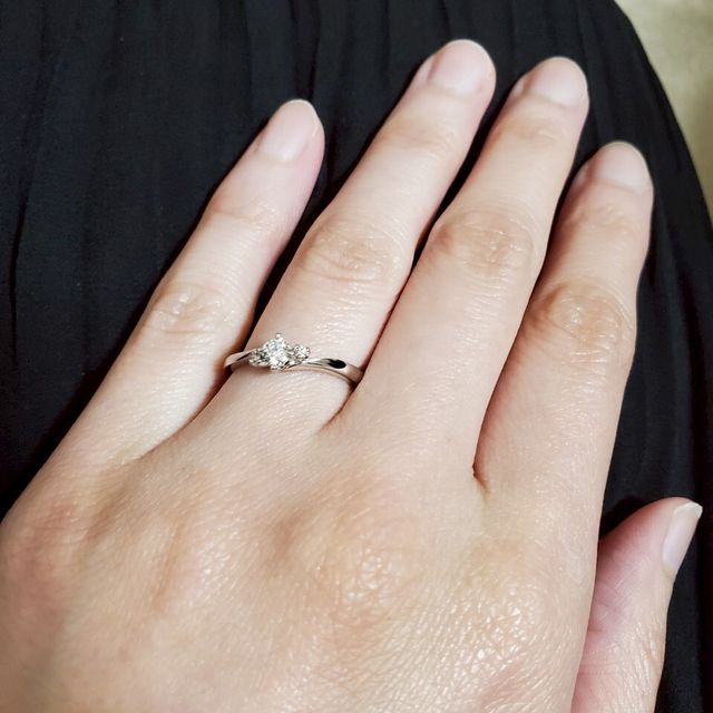 【アイプリモ(I-PRIMO)の口コミ】 両側に小さなダイヤがある事で中心のダイヤのきらめきがとても優しく感じ…