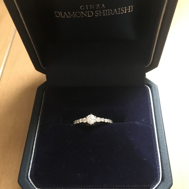 【銀座ダイヤモンドシライシの口コミ】 ハーフエタニティと一粒ダイヤのデザインを１つで楽しめます。中央の一粒…