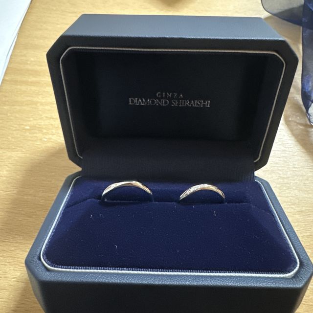 【銀座ダイヤモンドシライシの口コミ】 自分は指輪についてはあまり詳しくは無いですが、色々見せていただいて、…