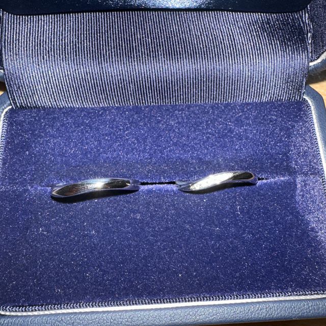 【銀座ダイヤモンドシライシの口コミ】 自分は指輪についてはあまり詳しくは無いですが、色々見せていただいて、…