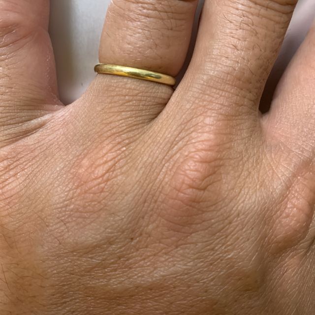 【銀座ダイヤモンドシライシの口コミ】 ずっと着けっぱなしにするので
着け心地にこだわったシンプルな指輪。
肌…