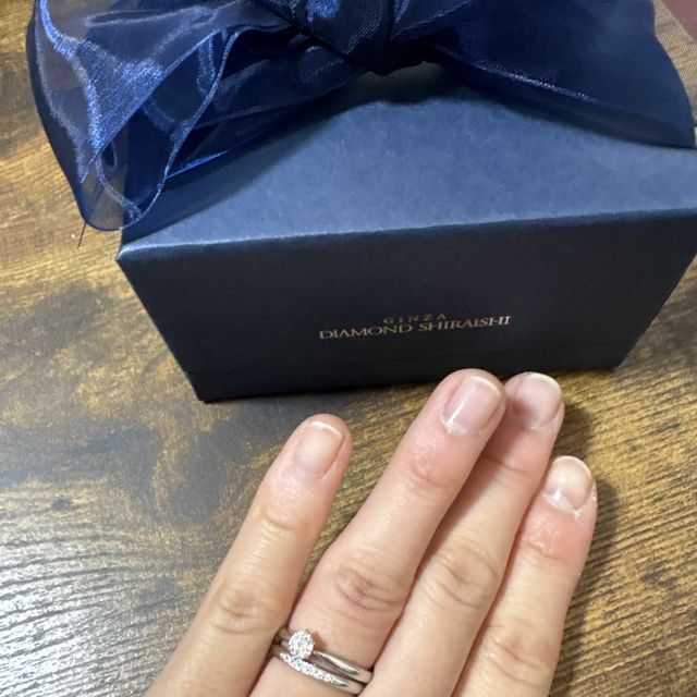 【銀座ダイヤモンドシライシの口コミ】 指輪のデザインはシンプルなものが良く、且つ婚約指輪が映えるものを選び…