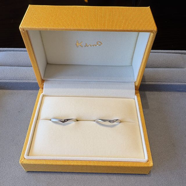 【ケイウノ ブライダル(K.UNO BRIDAL)の口コミ】 まっすぐではなく、Vラインが特徴で指を細く見せれるのがとてもいいです。…