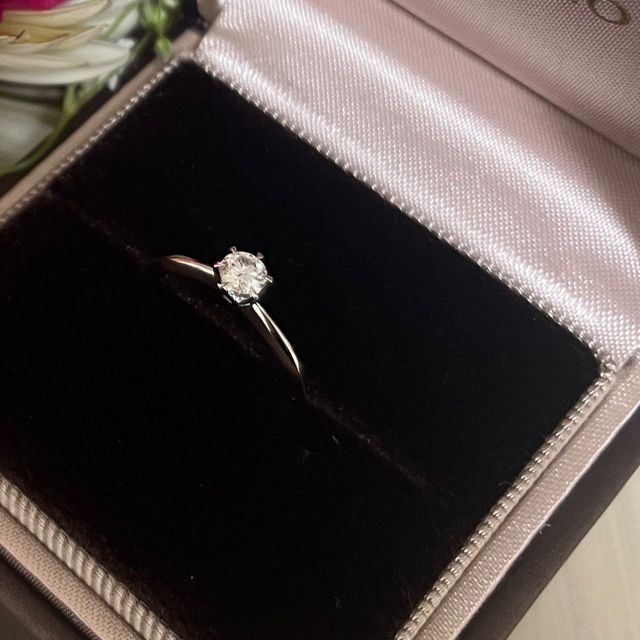 【アイプリモ(I-PRIMO)の口コミ】 ダイヤモンドが、照明によって輝き方が違うところがいいのと、シンプルな…