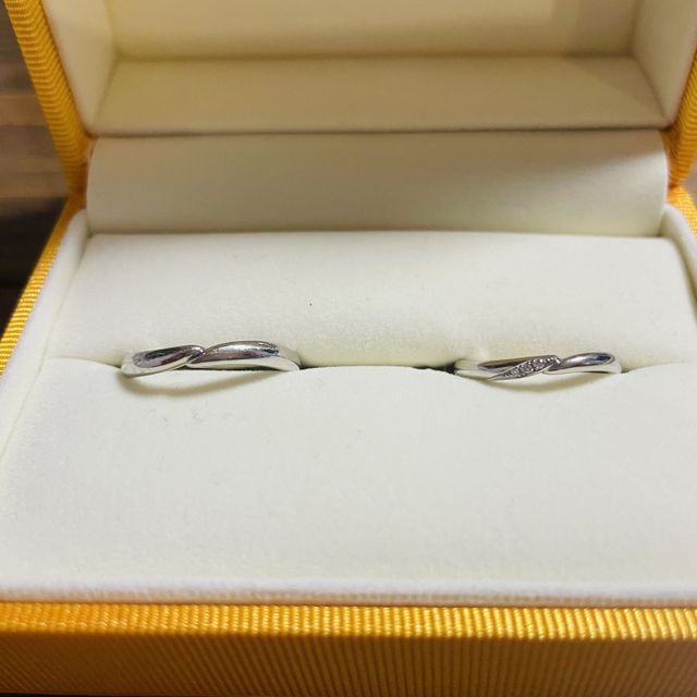 【ケイウノ ブライダル(K.UNO BRIDAL)の口コミ】 既存のデザインで、男性が女性の手の甲にキスをしている様子を模したもの…