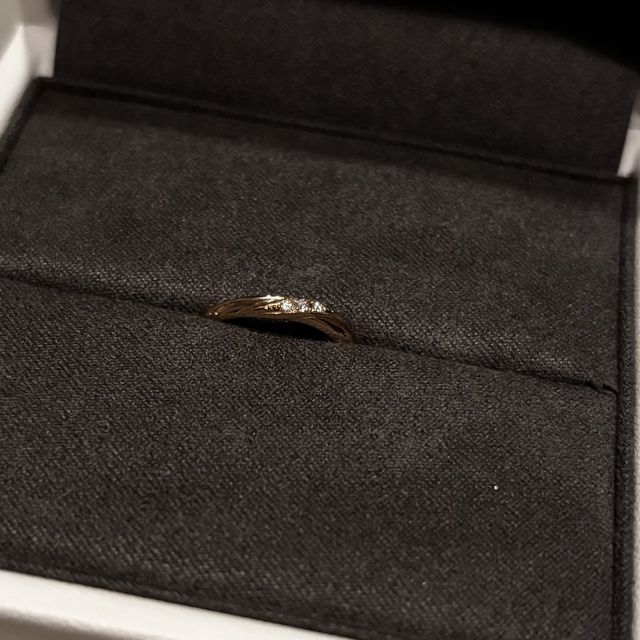 【TOWA(永遠)の口コミ】 少しウェーブがあり、ダイヤが目立ちすぎず控えめなデザインが大人ぽく可…