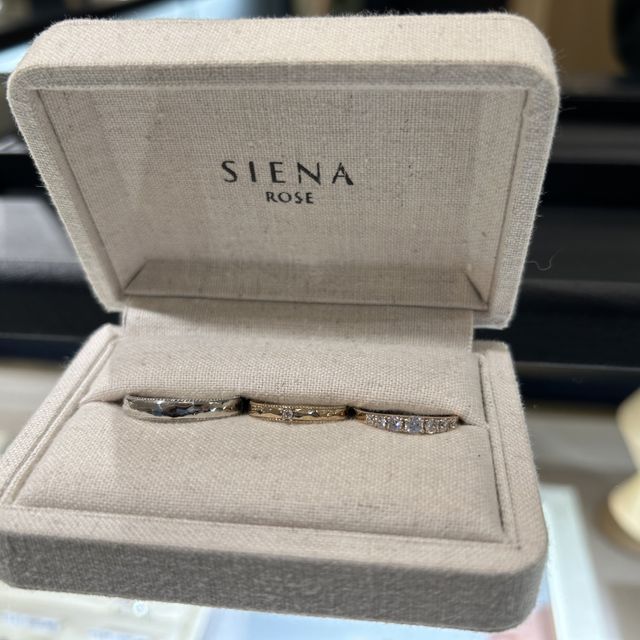 【SIENAROSE(シエナロゼ)の口コミ】 エタニティ系の婚約指輪を検討しており、結婚指輪と同ブランドのシエナロ…