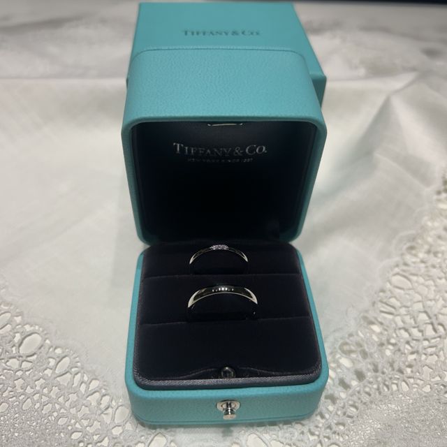 【ティファニー(Tiffany & Co.)の口コミ】 女性用の指輪はダイヤモンドが3石真ん中についていて、少し細めなストレー…