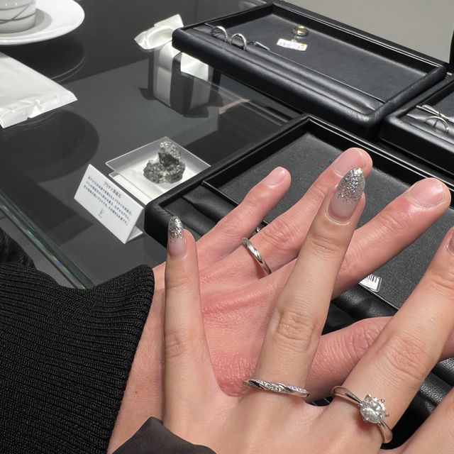 【エクセルコダイヤモンド(EXELCO DIAMOND)の口コミ】 どの角度からでもダイヤモンドが綺麗に見えます。
細さもちょうど良くて、…