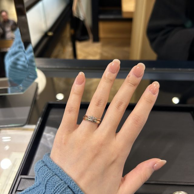 【SIENAROSE(シエナロゼ)の口コミ】 いわゆる一般的な1粒ダイヤの婚約指輪には惹かれなくて、サイドメレのある…