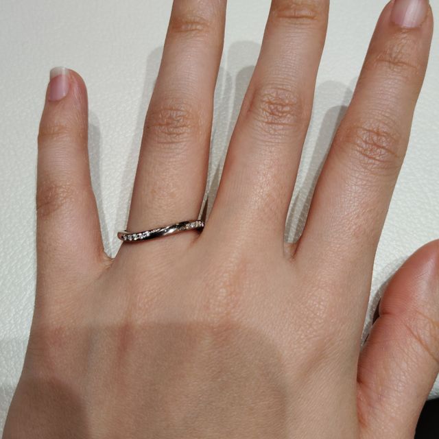 【アイプリモ(I-PRIMO)の口コミ】 プラチナとダイヤモンドが交互にねじれながら入ったデザイン、ウェーブが…