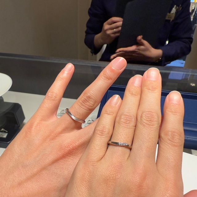 【銀座ダイヤモンドシライシの口コミ】 手の傾斜があるので、ウェーブが合う！海外ブランドの指輪をはめてみても…