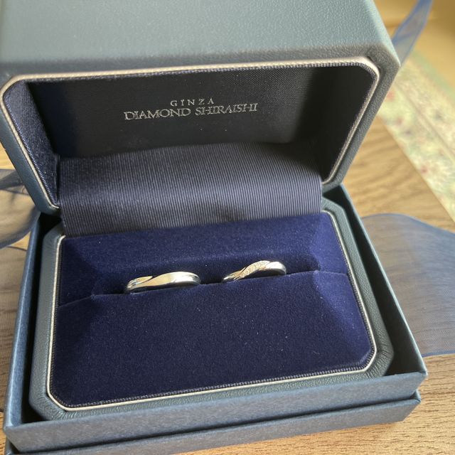 【銀座ダイヤモンドシライシの口コミ】 手の傾斜があるので、ウェーブが合う！海外ブランドの指輪をはめてみても…