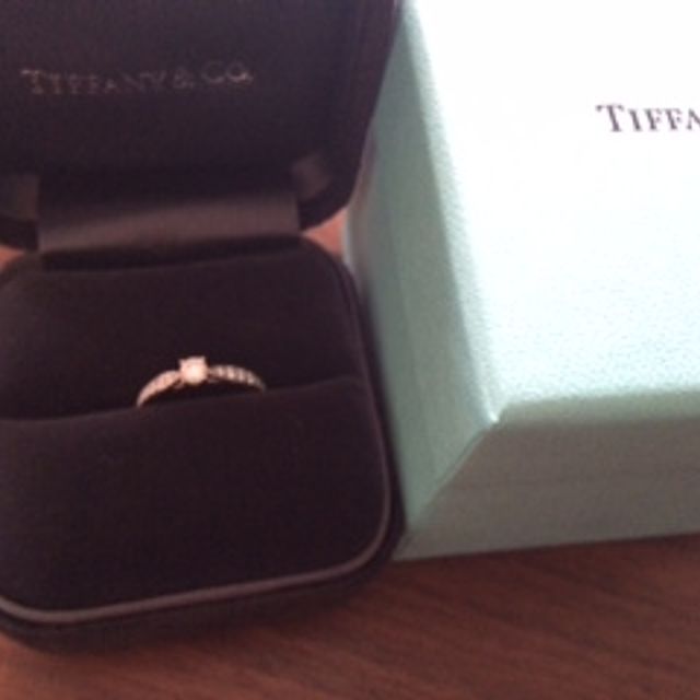 【ティファニー(Tiffany & Co.)の口コミ】 婚約指輪なので普段はつけられないような少し派手目ででもダイヤモンドが…