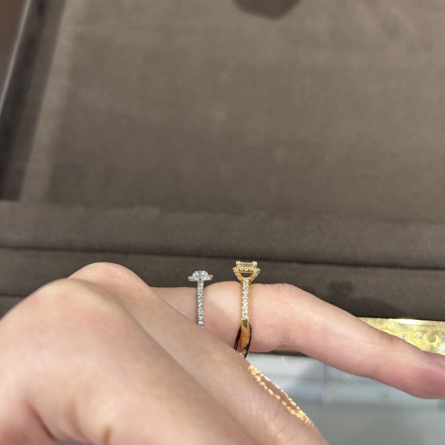 【ORECCHIO(オレッキオ)の口コミ】 エメラルドカットの婚約指輪を探してオレッキオにたどり着きました。取り…