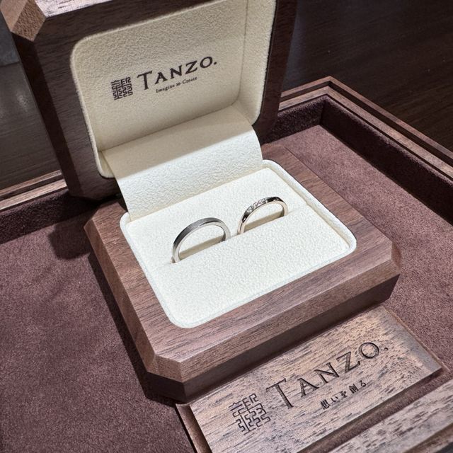 【TANZO.(鍛造指輪)の口コミ】 ふれる白雪のダイヤが片方になるデザインを選びました
婚約指輪はなく結婚…