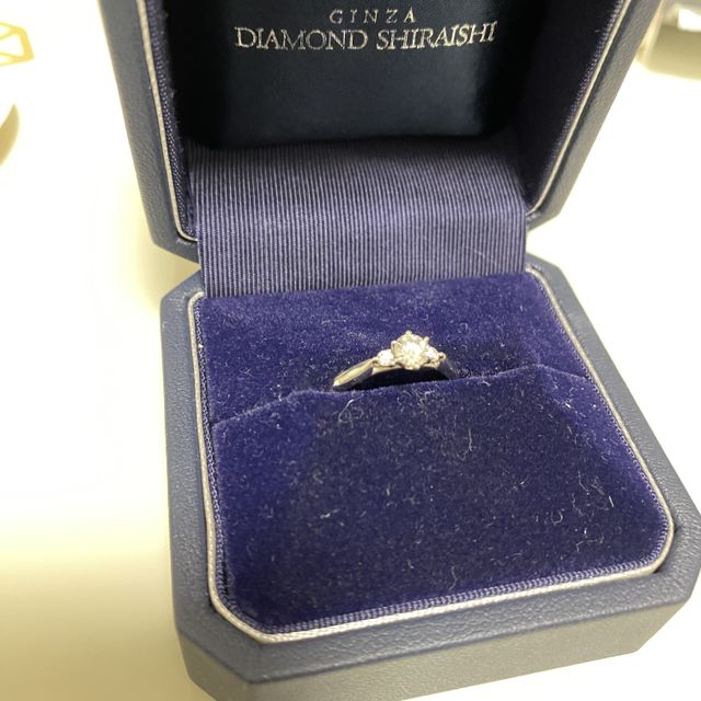 【銀座ダイヤモンドシライシの口コミ】 真ん中の大きなダイヤの横に2つ小さめのダイヤがついており、派手すぎない…