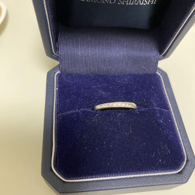 【銀座ダイヤモンドシライシの口コミ】 婚約指輪と重ね付けができるよう、同じBouquetシリーズで選びました。斜め…