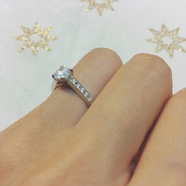 【ギンザタナカブライダル(GINZA TANAKA BRIDAL)の口コミ】 ぱっと見はとてもシンプルで中央の石の輝きと大きさが目立ちます。サイド…