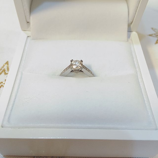 【ギンザタナカブライダル(GINZA TANAKA BRIDAL)の口コミ】 ぱっと見はとてもシンプルで中央の石の輝きと大きさが目立ちます。サイド…