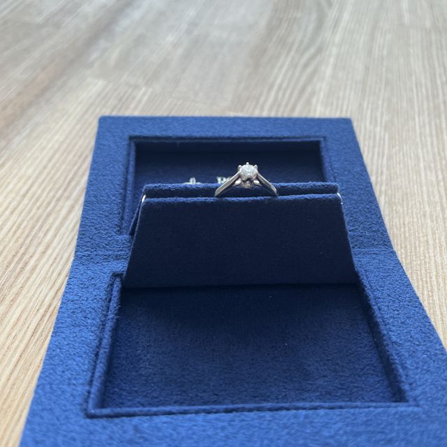 【ROYAL ASSCHER(ロイヤル・アッシャー)の口コミ】 つけている本人だけが横から見る機会が多いので、横から見たときのデザイ…