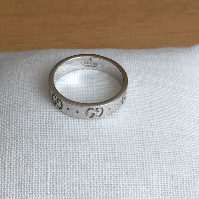 【グッチ(GUCCI)の口コミ】 シンプルなものを探していました。カルティエやティファニーも色々と見て…