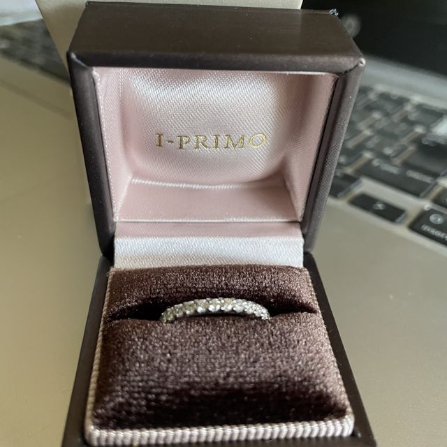 【アイプリモ(I-PRIMO)の口コミ】 デザインは女性側に選んで貰いました。
普段付けできるシンプルかつ宝石が…