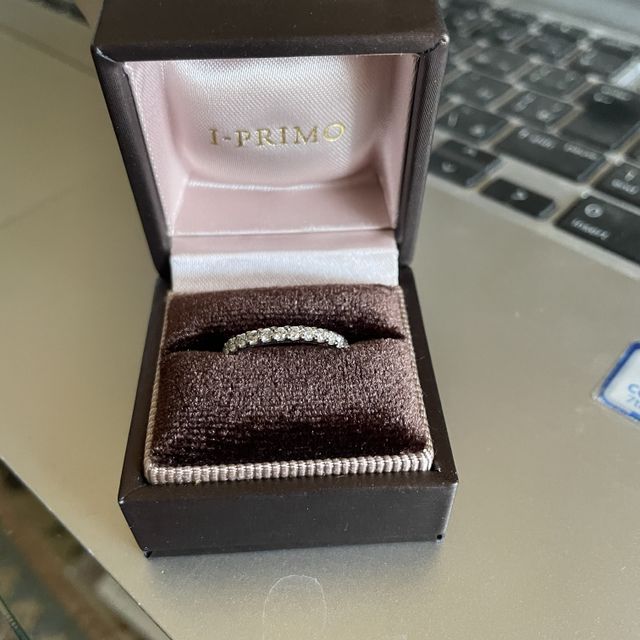【アイプリモ(I-PRIMO)の口コミ】 デザインは女性側に選んで貰いました。
普段付けできるシンプルかつ宝石が…