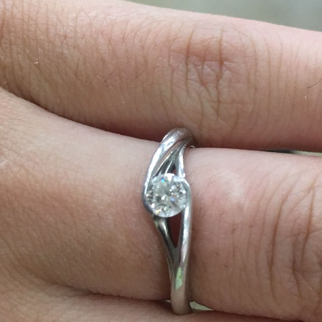 【俄(にわか)の口コミ】 ダイヤモンドを包み込むようなデザインです。もともと日常生活でも使用し…