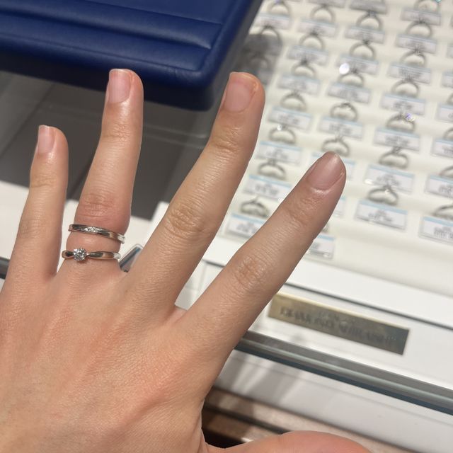 【銀座ダイヤモンドシライシの口コミ】 シンプルなものが良いと思い、シルバーでダイヤ無しを最初は探していまし…
