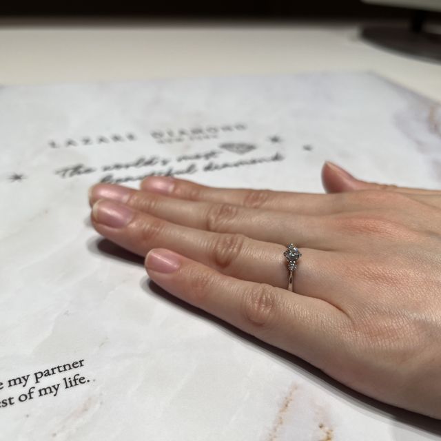 【ラザール ダイヤモンド(LAZARE DIAMOND)の口コミ】 ダイヤモンドがリング自体に埋め込ませれているデザインではないので横か…