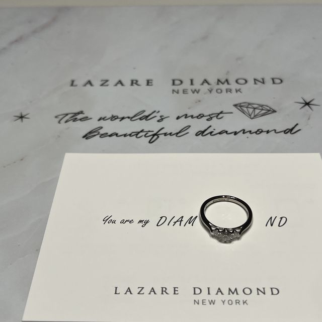 【ラザール ダイヤモンド(LAZARE DIAMOND)の口コミ】 ダイヤモンドがリング自体に埋め込ませれているデザインではないので横か…