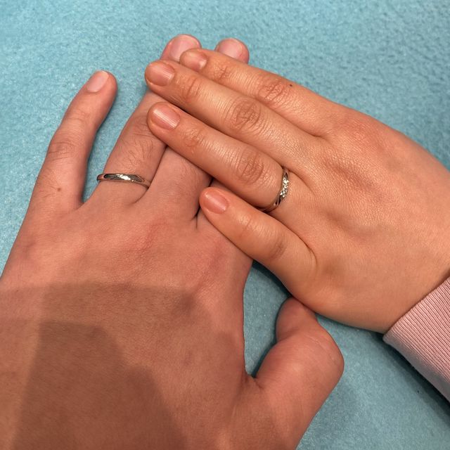 【銀座ダイヤモンドシライシの口コミ】 節が太めでムチムチとした指でも、捻れたデザインで指が華奢で綺麗に見え…