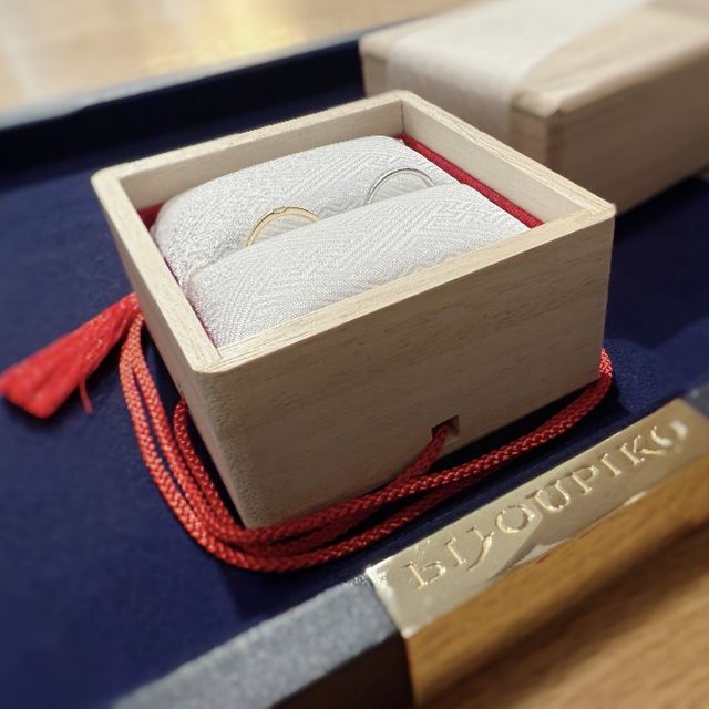 【TOMOE(トモエ)の口コミ】 【見た目】◎ : 一目惚れです！
幾重にも重なった絹糸のような側面のデザイ…