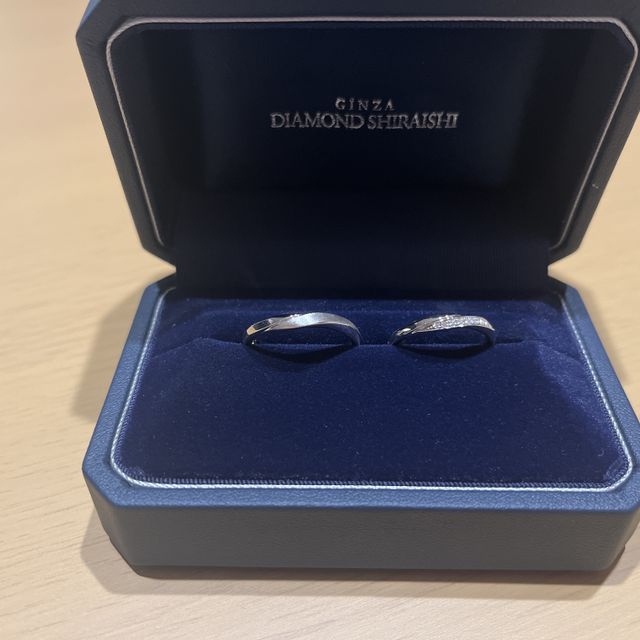 【銀座ダイヤモンドシライシの口コミ】 指輪はハードプラチナです。女性側には小さめのダイヤがたくさん散りばめ…