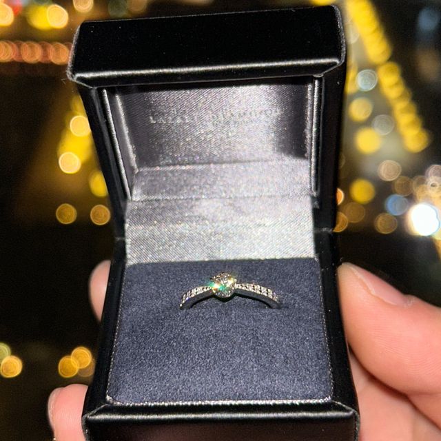 【ラザール ダイヤモンド(LAZARE DIAMOND)の口コミ】 指輪の選定から購入まで彼が全て行いました。
私は様々なデザインの試着を…