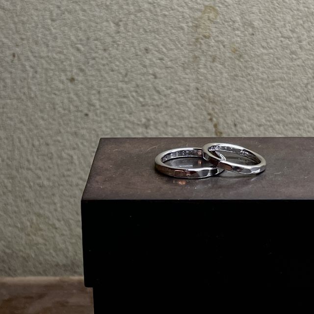 【ichi(イチ)の口コミ】 槌目を半分入れてあり、日付、イニシャル、ワンポイントのマークを入れて…