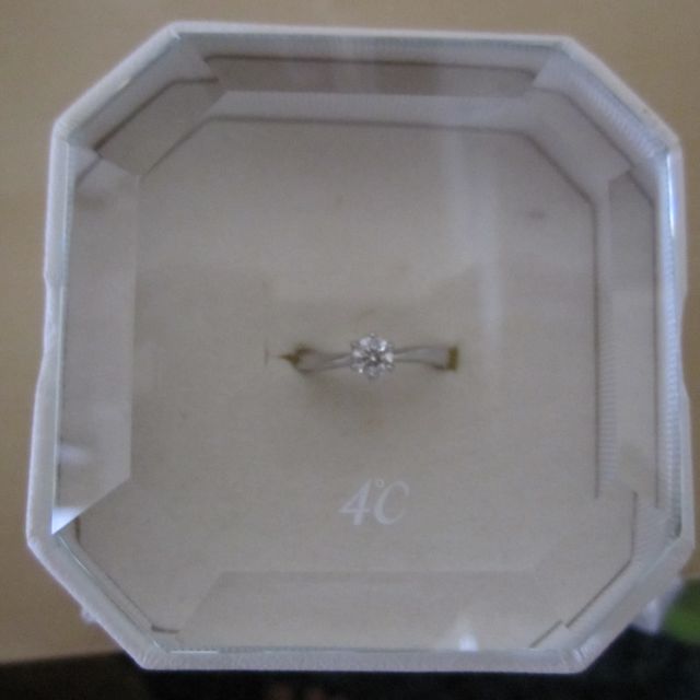 【4℃ BRIDAL(ヨンドシーブライダル)の口コミ】 ダイヤモンドのカットが美しいので気に入りました。リングの形状も少しカ…