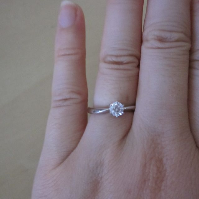 【4℃ BRIDAL(ヨンドシーブライダル)の口コミ】 ダイヤモンドのカットが美しいので気に入りました。リングの形状も少しカ…