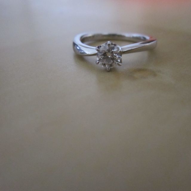 【4℃ BRIDAL(ヨンドシーブライダル)の口コミ】 ダイヤモンドのカットが美しいので気に入りました。リングの形状も少しカ…