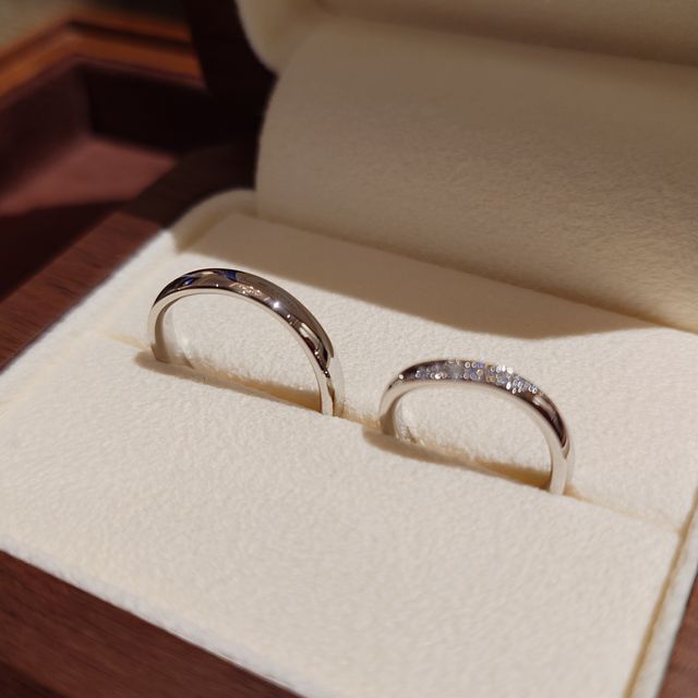 【TANZO.(鍛造指輪)の口コミ】 結婚指輪ということで対っぽさを出すために同じプラチナでウェーブデザイ…