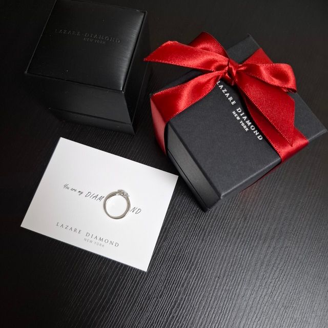 【ラザール ダイヤモンド(LAZARE DIAMOND)の口コミ】 ななめにデザインされているので着けた時に綺麗に見えるところがお気に入…